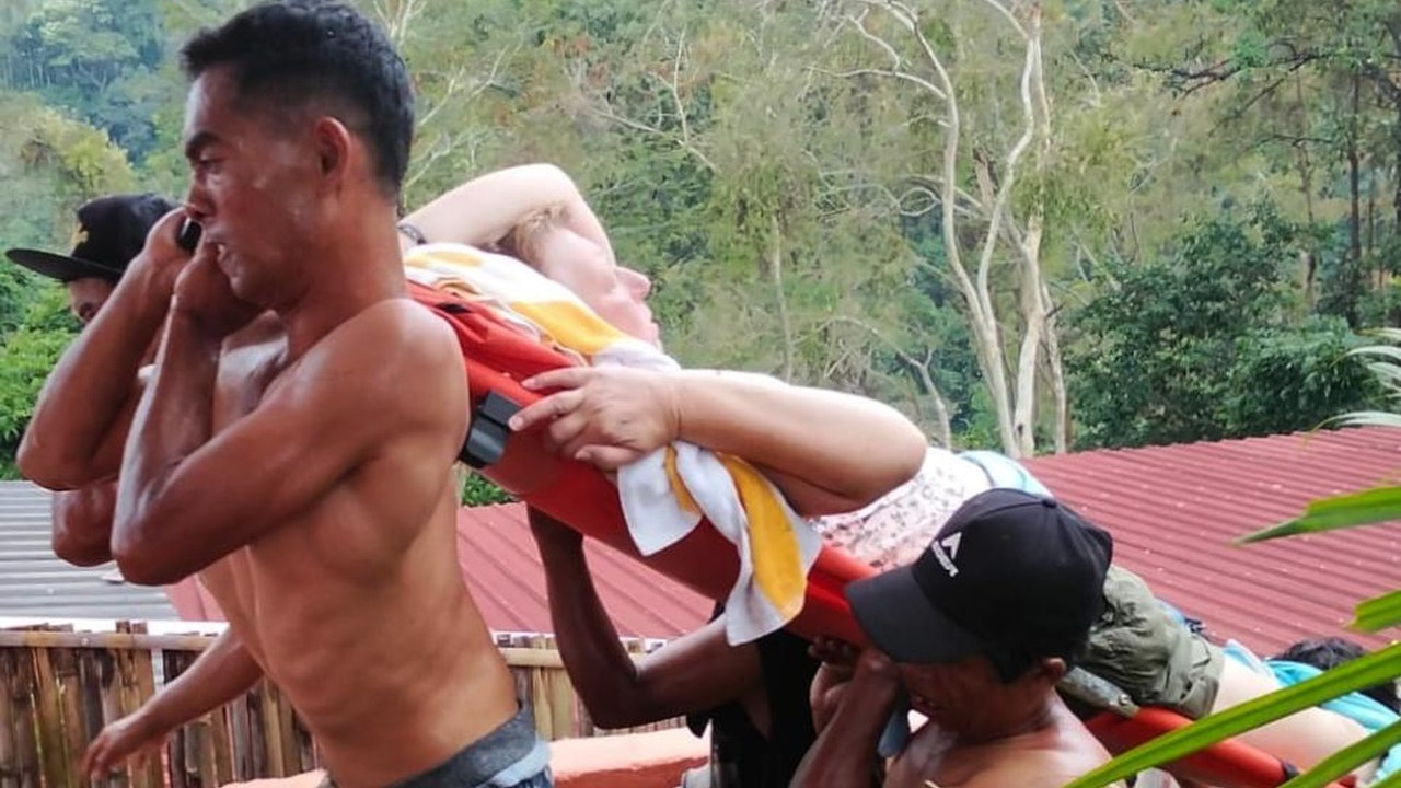 Turis Belanda Terjatuh di Air Terjun Tiu Kelep Lombok Utara, Alami Patah Tulang Kaki Turis Belanda Terjatuh di Air Terjun Tiu Kelep Lombok Utara, Alami Patah Tulang Kaki