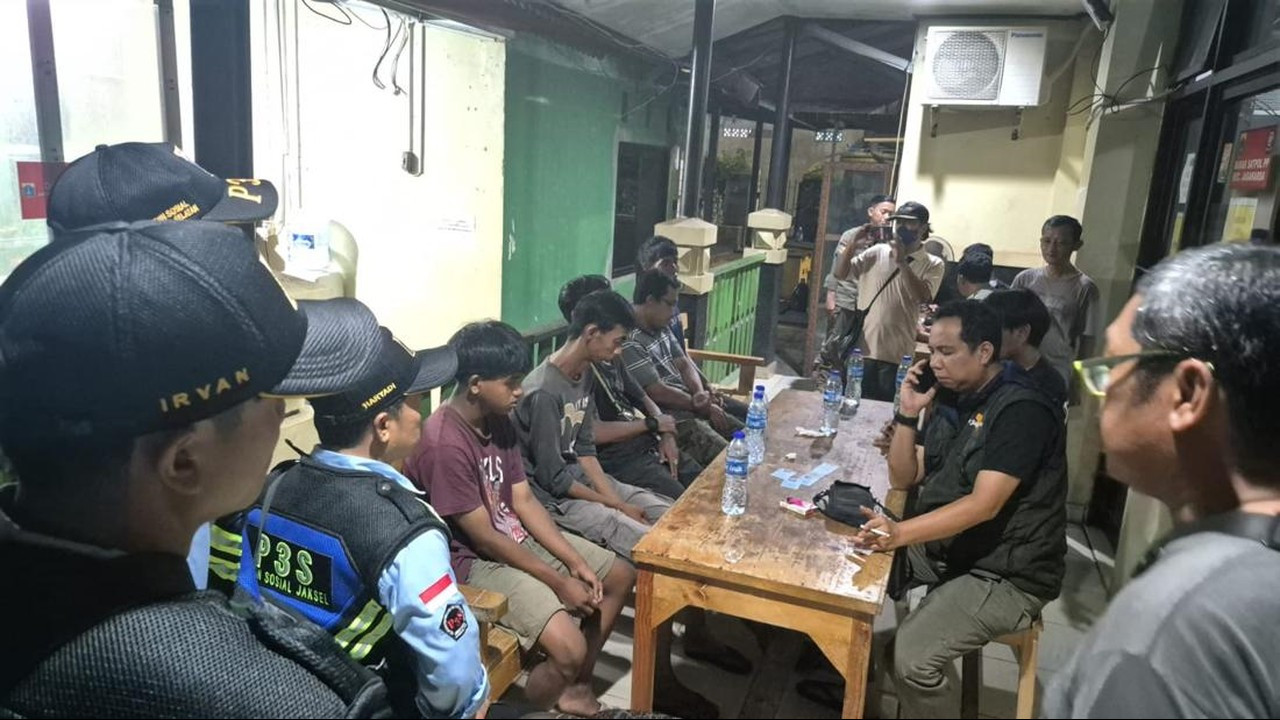 Viral 6 Pria Minta Uang dengan Modus Kebersihan Keliling di Lenteng Agung Viral 6 Pria Minta Uang dengan Modus Kebersihan Keliling di Lenteng Agung