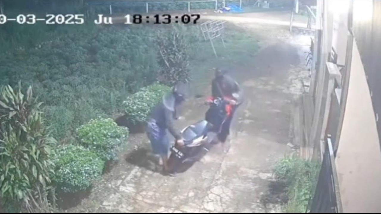 Viral Rekaman CCTV Dua Pencuri Gotong Motor di Bogor, Polisi Langsung Cek TKP