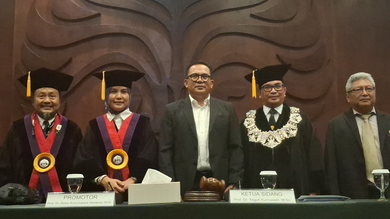 Waka Baleg DPR Ahmad Iman Sukri Raih Doktor Ilmu Administrasi di UI dengan Disertasi Inovatif Waka Baleg DPR Ahmad Iman Sukri Raih Doktor Ilmu Administrasi di UI dengan Disertasi Inovatif