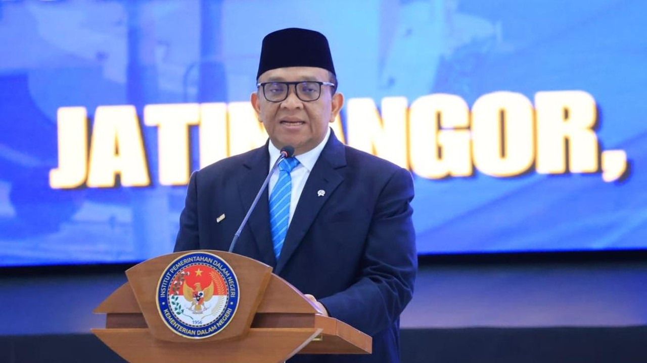 Wamenaker Afriansyah Noor Raih Penghargaan Kartika Astha Brata dari IPDN