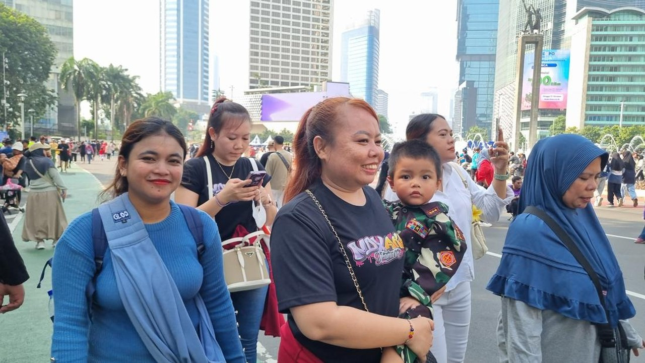 Warga Jakarta Bawa Anak Saksikan Tank dan Rayakan HUT ke-80 TNI di Monas Warga Jakarta Bawa Anak Saksikan Tank dan Rayakan HUT ke-80 TNI di Monas